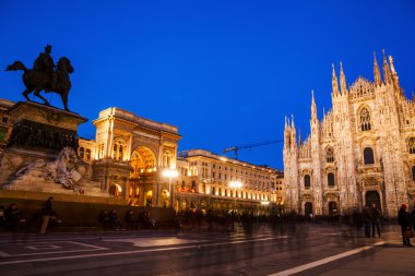 Milan, İtalya, geceleri katedral Meydanı