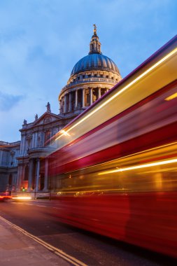 Londra, İngiltere, Londra otobüs ışık yollar ile St Paul Katedrali
