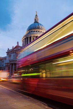 Londra, İngiltere, Londra otobüs ışık yollar ile St Paul Katedrali