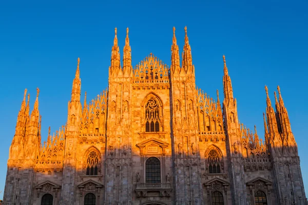 Facciata anteriore del Duomo di Milano al tramonto — Foto Stock