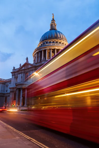 St. Pauls Cathedral a Londra, Regno Unito, con le tracce luminose di un autobus di Londra — Foto Stock