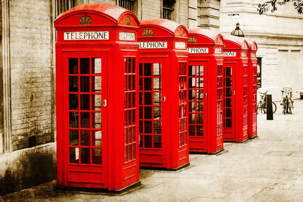 Винтажный стиль изображения традиционных красных телефонных аппаратов в Лондоне, Великобритания — стоковое фото