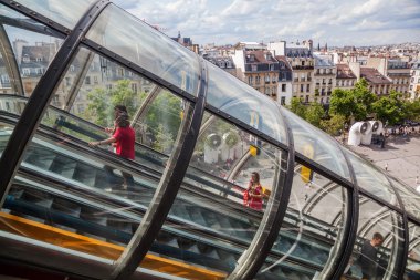 Cam tüneli ünlü Centre Pompidou Paris, Fransa