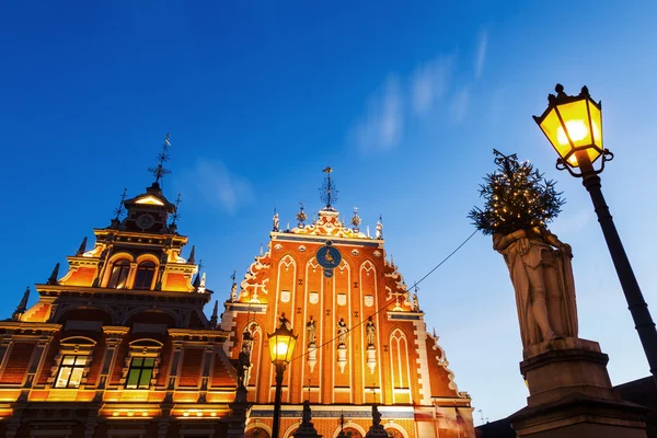 Casa de los Blackheads en el casco antiguo de Riga, Letonia, por la noche — Foto de Stock