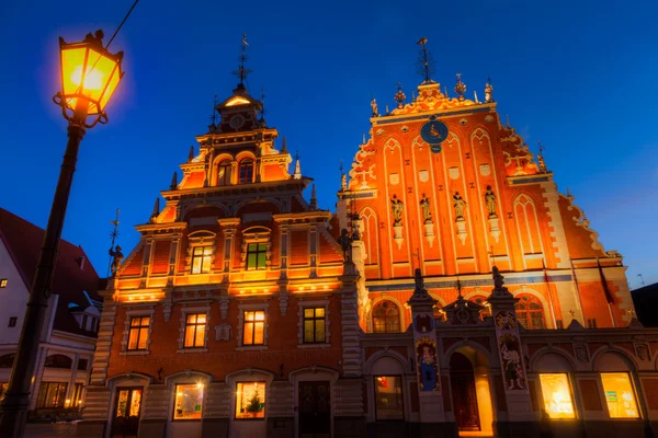 Maison des Blackheads dans la vieille ville de Riga, Lettonie, la nuit — Photo