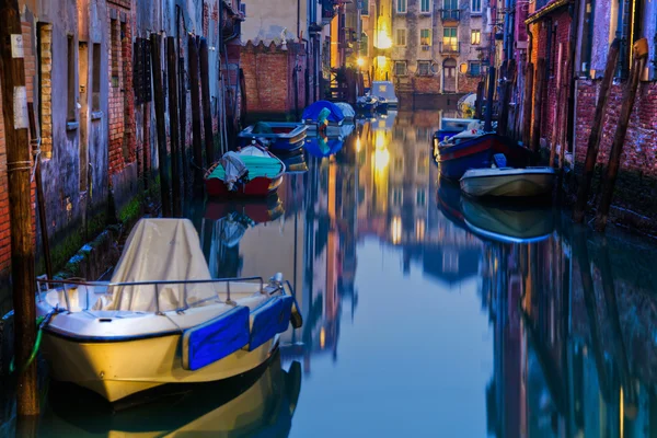 Nachtscène van een typisch kanaal in Venetië, Italië — Stockfoto