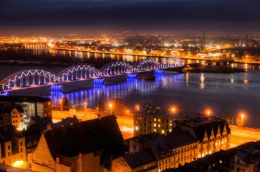 Riga, Letonya, havadan görünümü geceleri