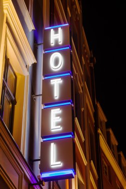 Gece vakti bir otelin neon ışığı