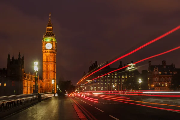 London with Big Ben and light trails of traffic at night — Stock Photo, Image
