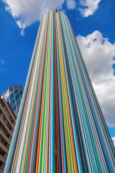 Columna artística en el barrio de La Defense en París, Francia — Foto de Stock