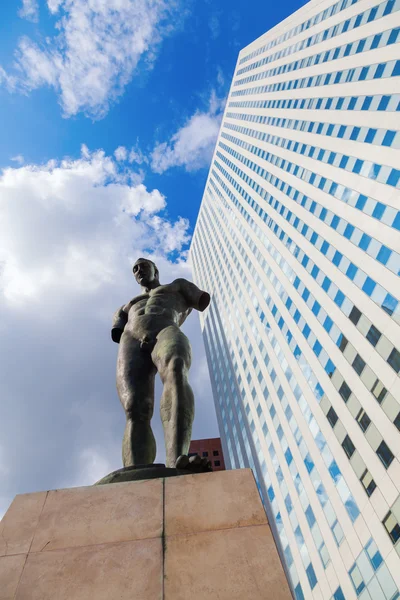 雕塑的伊戈尔在 la mitoraj 防御巴黎 — 图库照片