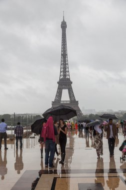 Place du Trocadero ve Eyfel Kulesi Paris, Fransa, bir yağmurlu günde