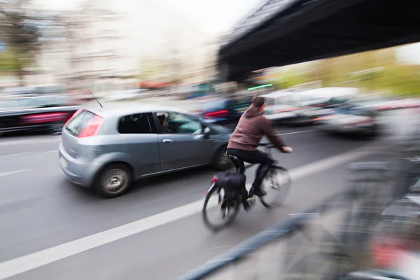 Tráfego urbano em movimento desfocado — Fotografia de Stock