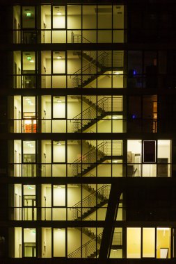 Geceleri bir apartmanın merdiven