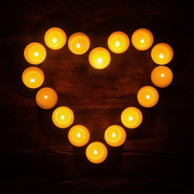 kalp şeklinde dökülen tealights