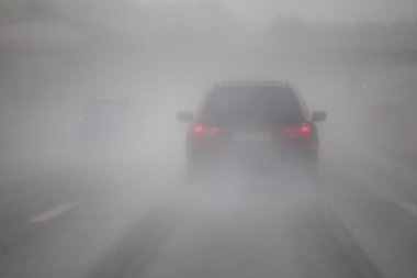 Şiddetli yağmur, bir otoyolda araba trafik