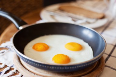 Tavada kızarmış yumurta.