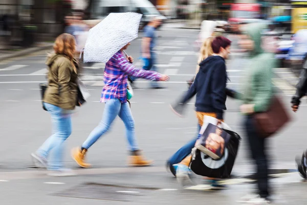 Shopping människor på en regnig dag i staden — Stockfoto