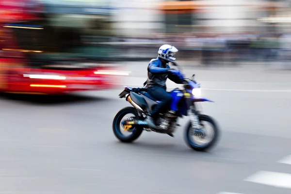 Moottoripyörä liikkeessä hämärtää kaupungin liikenteessä — kuvapankkivalokuva