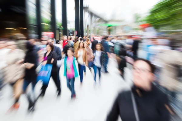 Zooma bild av shopping människor i rörelse i staden — Stockfoto