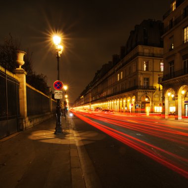 Rue de Rivoli'ye gece Paris'te