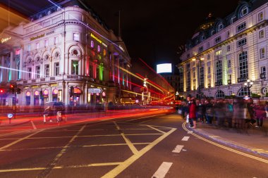 Piccadilly Circus Londra, İngiltere'de geceleri