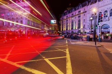 Piccadilly Circus Londra, İngiltere'de geceleri