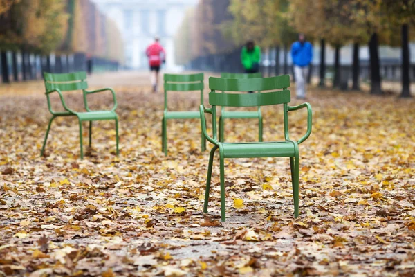 Oude stoelen in de herfst park Tuileries in Parijs, Frankrijk — Stockfoto