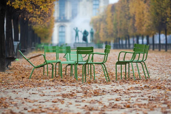 Oude stoelen in de herfst park Tuileries in Parijs, Frankrijk — Stockfoto