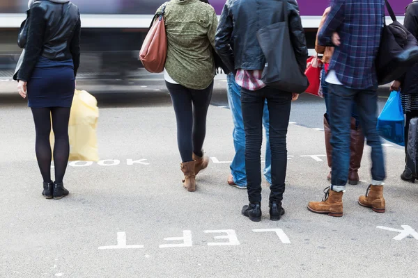 Люди, ожидающие на пешеходном переходе улицы в Лондоне — стоковое фото