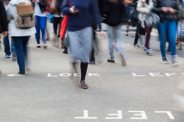 लोग लंदन में एक सड़क के पैदल यात्री क्रॉसिंग पर इंतजार कर रहे हैं — स्टॉक फ़ोटो, इमेज