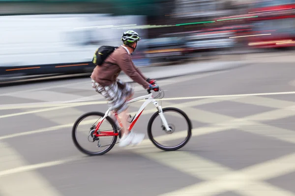 Radfahrer in Bewegung verschwimmt im Stadtverkehr — Stockfoto