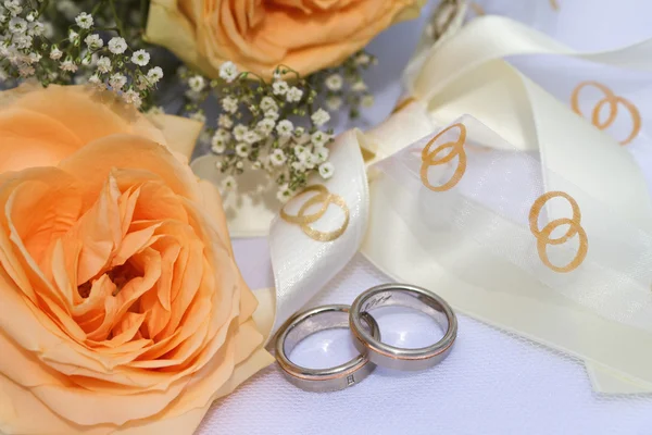 Yellow roses with wedding rings — Stock Photo, Image