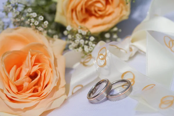 Yellow roses with wedding rings — Stock Photo, Image