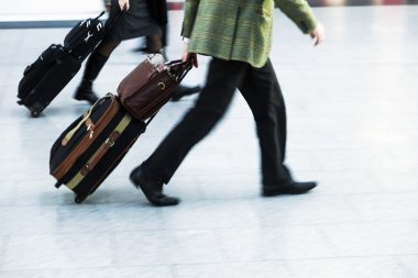 Acil arabası torbaları havaalanında insanlarla