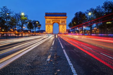 Geceleri Paris Arc de Triomphe'ye