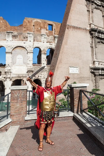 Coliseo en Roma, Italia, con un hombre disfrazado histórico —  Fotos de Stock