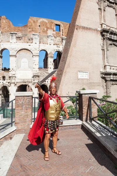 Coliseo en Roma, Italia, con un hombre disfrazado histórico —  Fotos de Stock