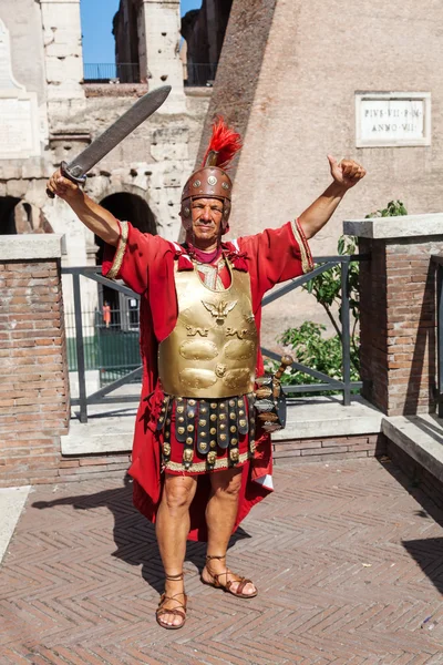 Koloseum v Římě, s mužem historických kostýmech — Stock fotografie