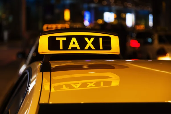 Sinal de táxi iluminado em um telhado de um táxi alemão — Fotografia de Stock