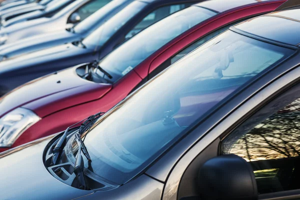 Fila de coches de estacionamiento — Foto de Stock
