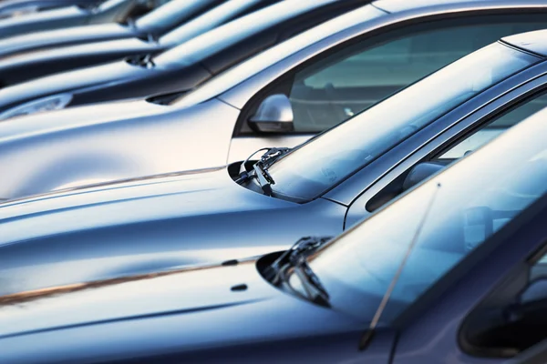 Linha de carros de estacionamento — Fotografia de Stock