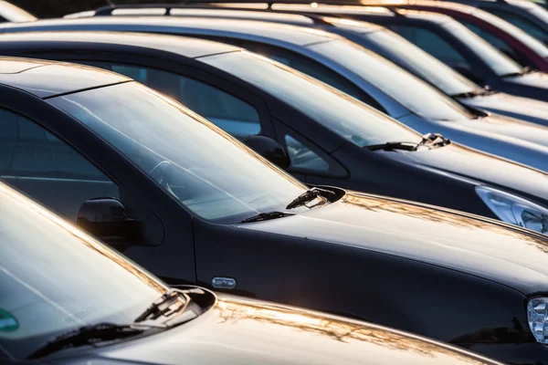 Reihe parkender Autos — Stockfoto