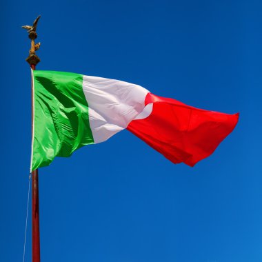 İtalyan bayrağı mavi gökyüzü