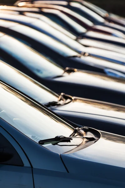 Linha de carros de estacionamento — Fotografia de Stock