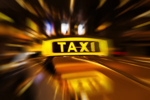 Cartel de taxi iluminado en el techo de un taxi alemán — Foto de Stock
