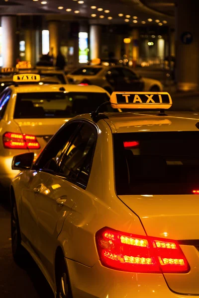 Verlichte taxi ondertekenen op een dak van een Duitse taxi — Stockfoto