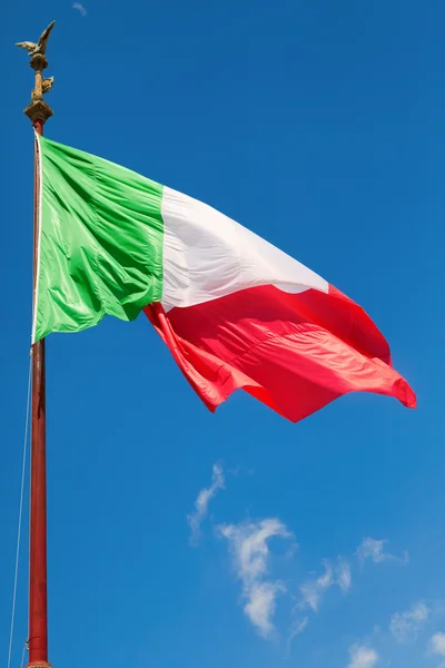 Bandeira italiana contra o céu azul — Fotografia de Stock