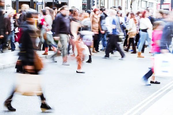 People in motion blur crossing a street in London City — Stock Photo, Image