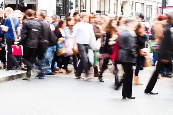 Gente en movimiento borrosa cruzando una calle en la ciudad de Londres — Foto de Stock